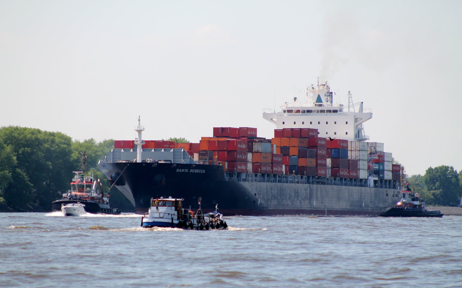 Container Schiff - Santa Rebecca - wird in Hafen gelotst 