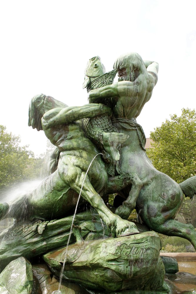  Brunnen mitten in Hamburg-Altona 